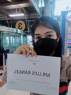 ชูป้ายรอรับสนามบินสุวรรณภูมิ